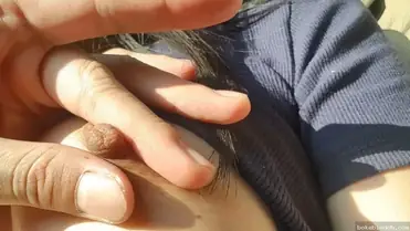 Remes Toket Gede Pakai Sweater Biru Sampe Puting Tembus Baju